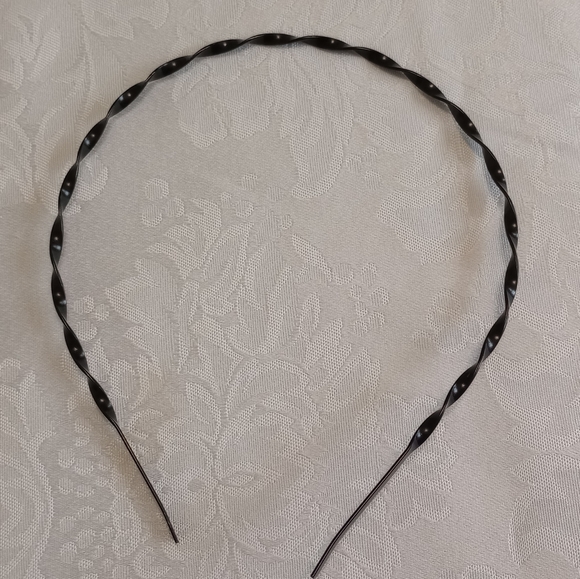 Set Of Headbands, Makeup Brushes And Eyebrow Shaping Template - Picture 9 of 13